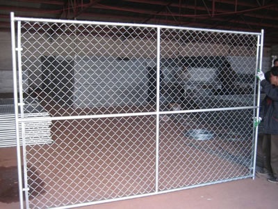 A large size chain link temporary fence panel stands on the floor, the panel has reinforced pipe at the infilled mesh.